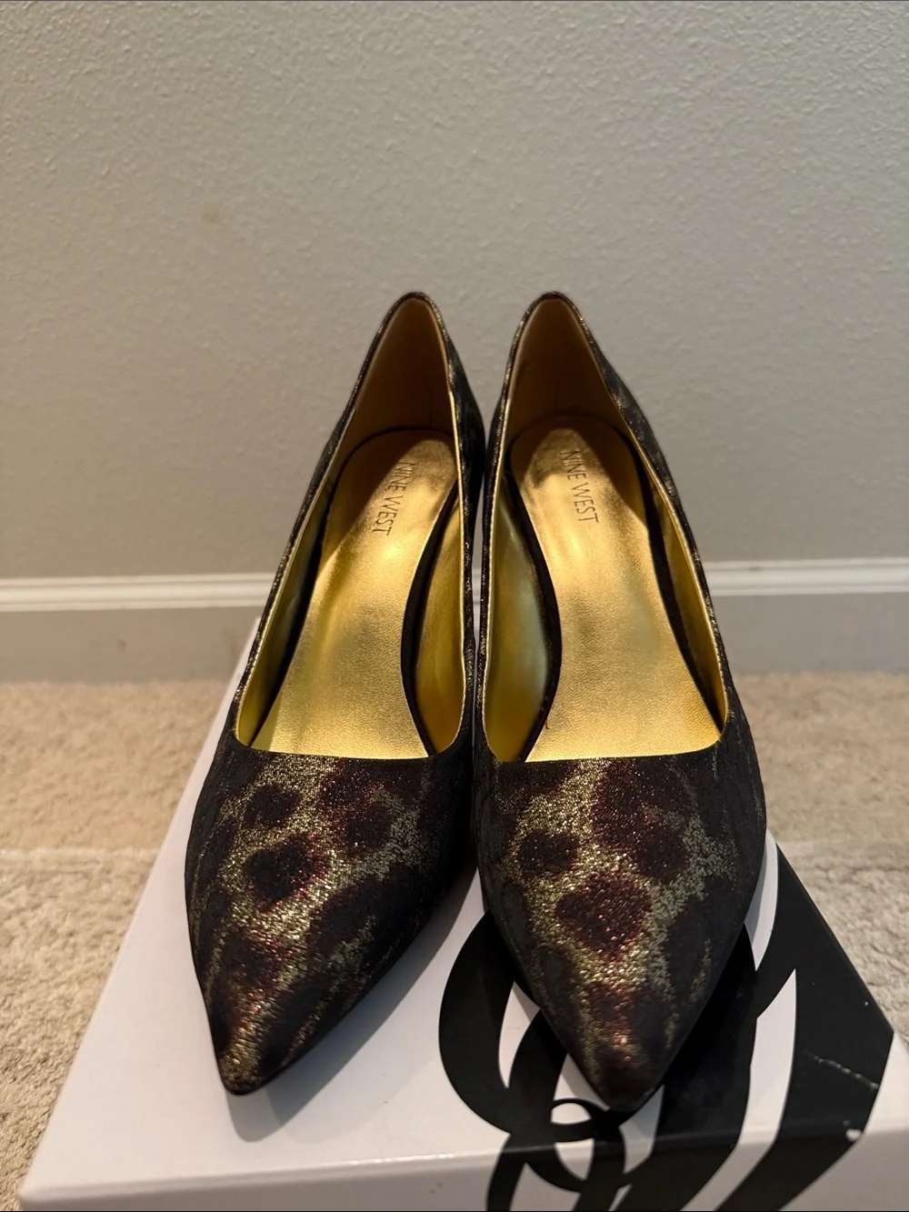 NIB Nine West Size 9.5M Pointy Toe Stiletto Animal Print Glittery Metallic Gold